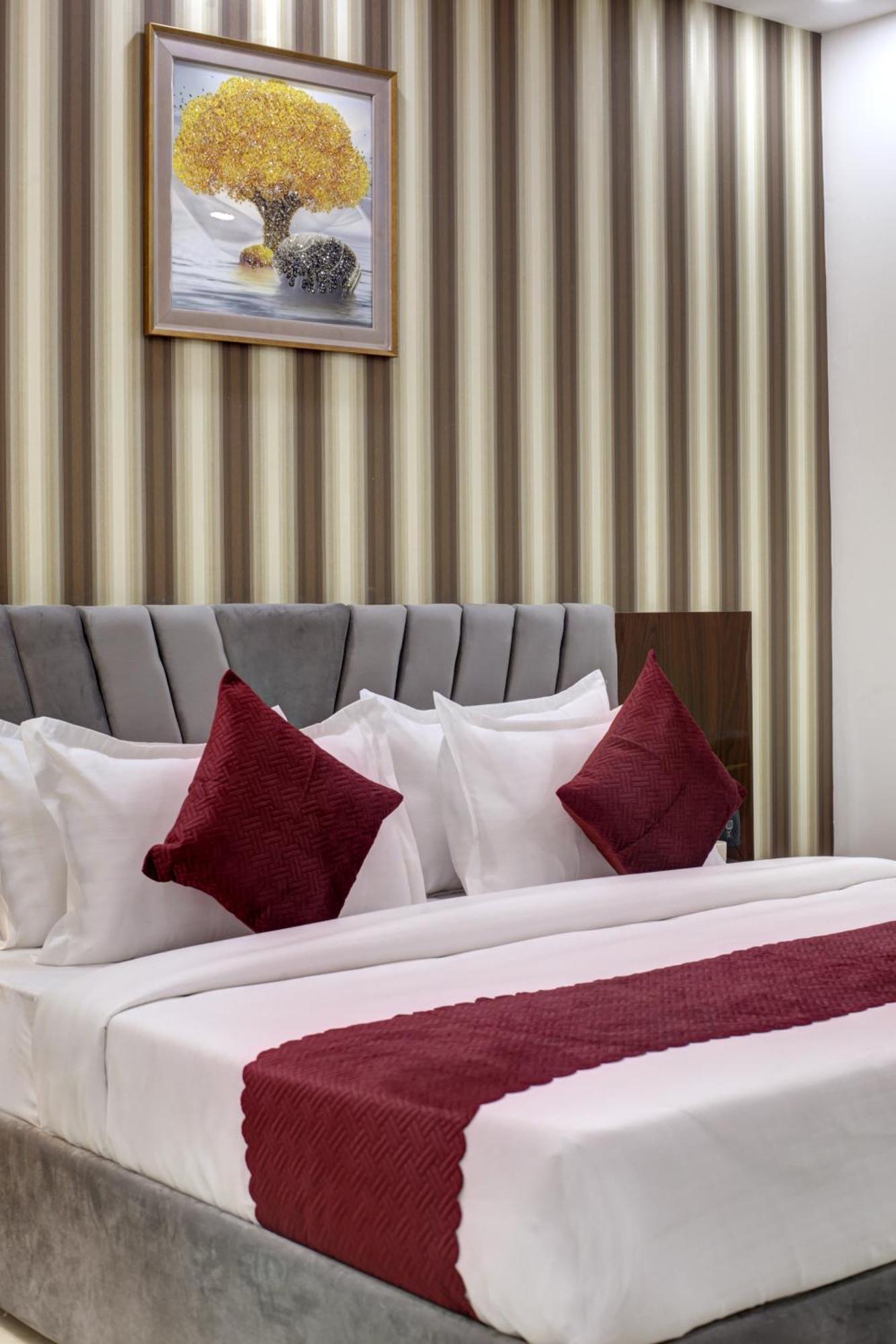 Limewood Stay - Millennium Huda City Center Ґурґаон Екстер'єр фото